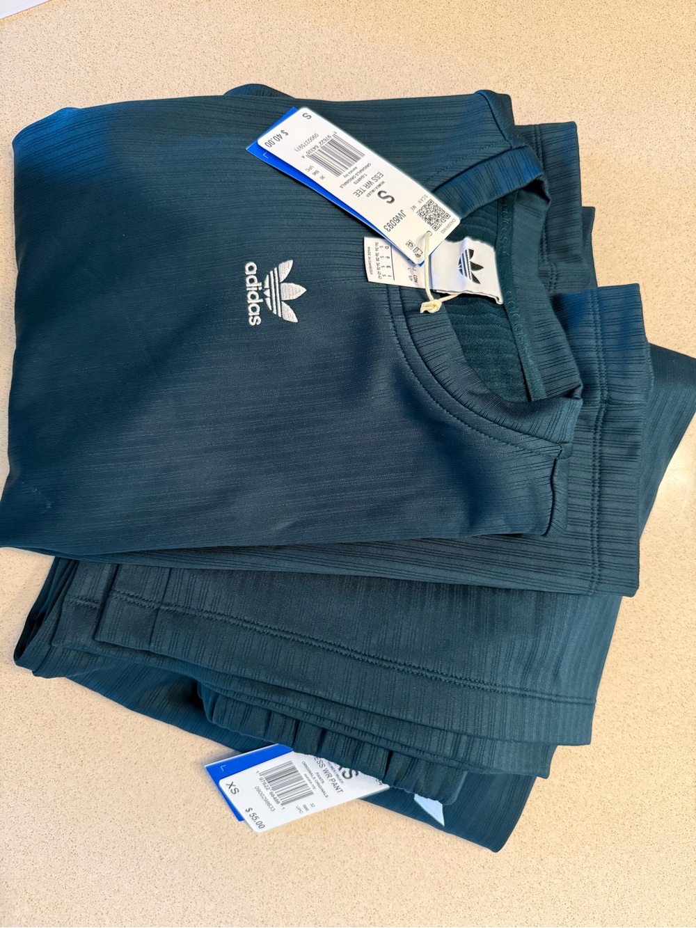 adidas women’s original Ivy Trefoil tee and Bottoms - Picture 2 of 13